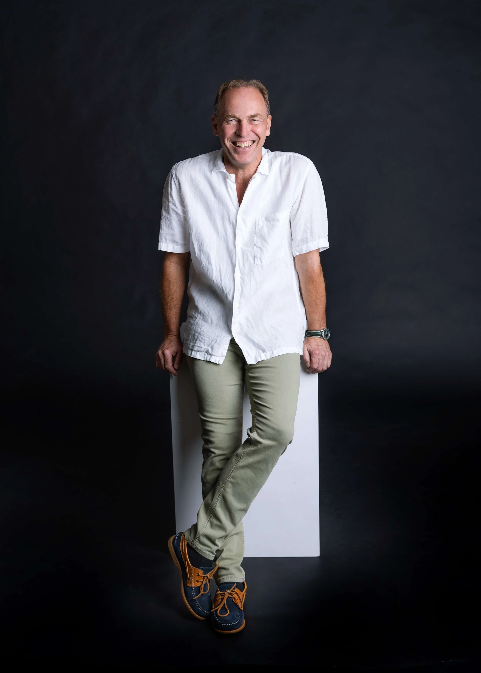 Martin Haußmann – Ganzkörperporträt in entspannter Pose